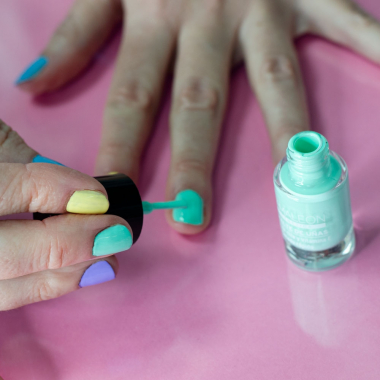 Long-lasting mint green nail polish