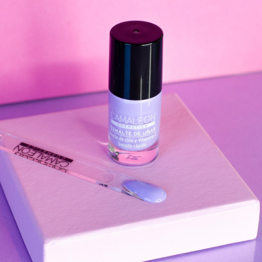 Long-lasting lavender purple nail polish