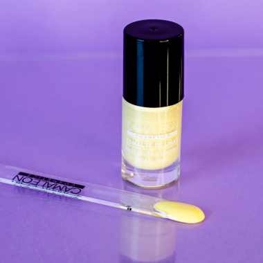 Long-lasting pastel yellow nail polish