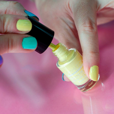 Long-lasting pastel yellow nail polish