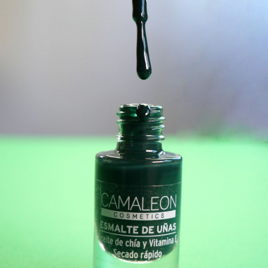 Long-lasting forest green nail polish
