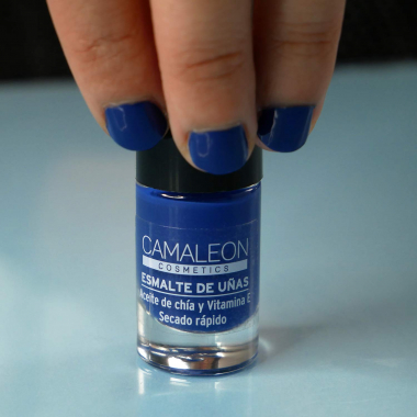 Long-lasting blue nail polish