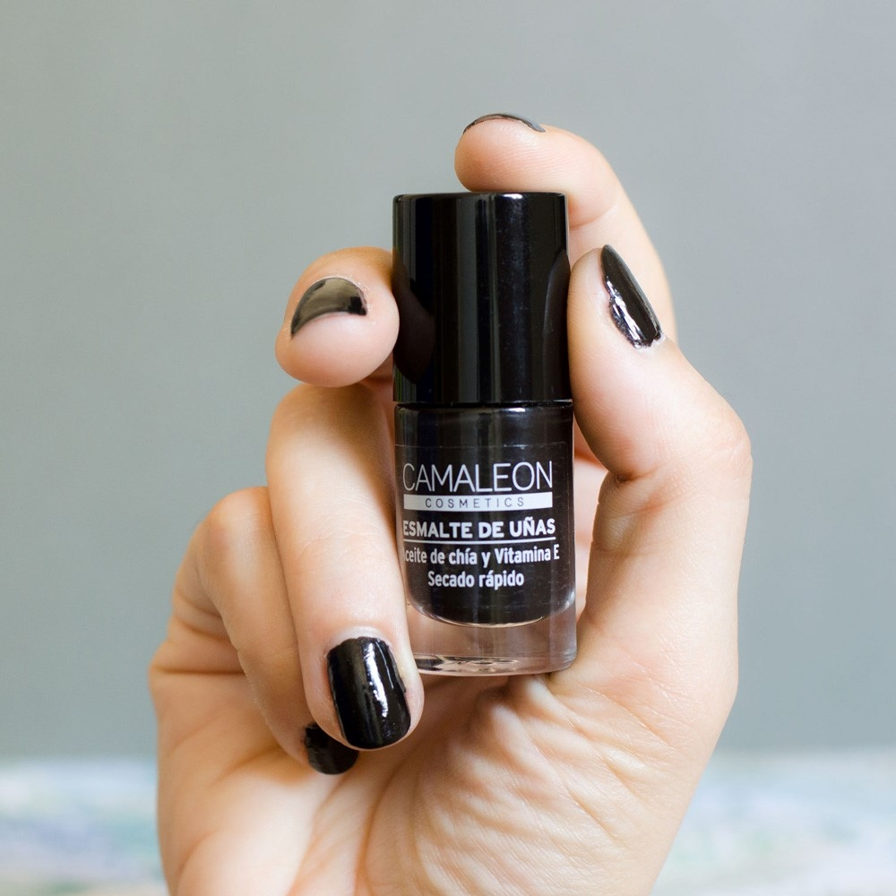 Long-lasting black nail polish