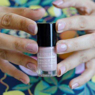 Long-lasting nude nail polish