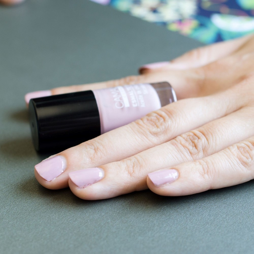Long-lasting nude nail polish