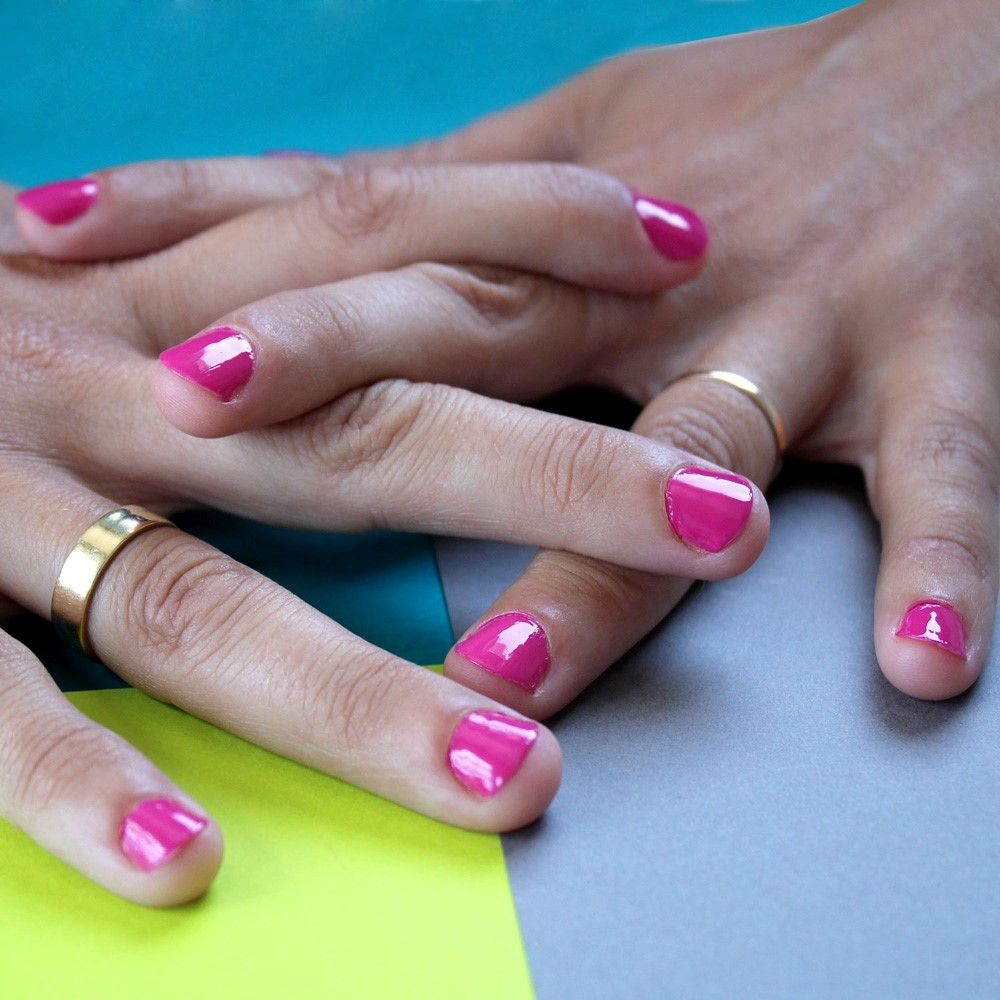 Long-lasting pink nail polish