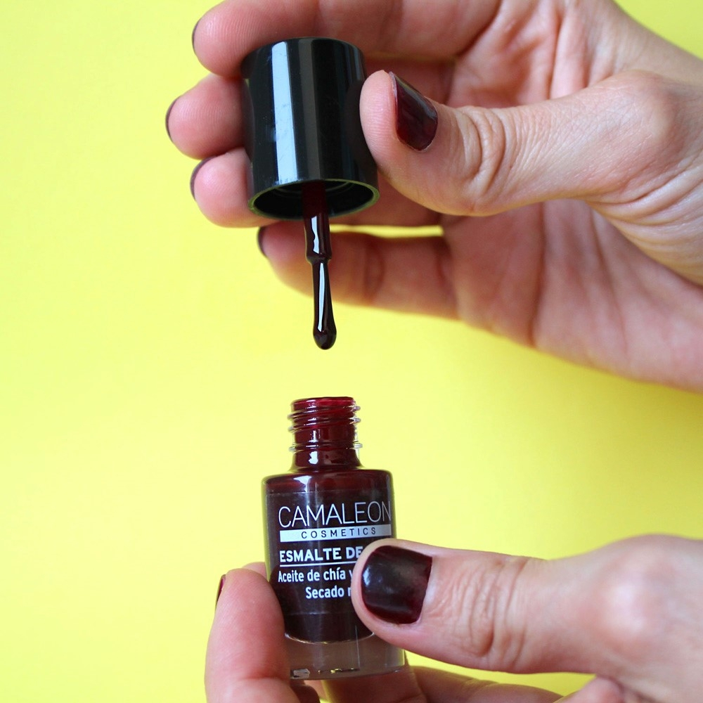 Long-lasting burgundy nail polish