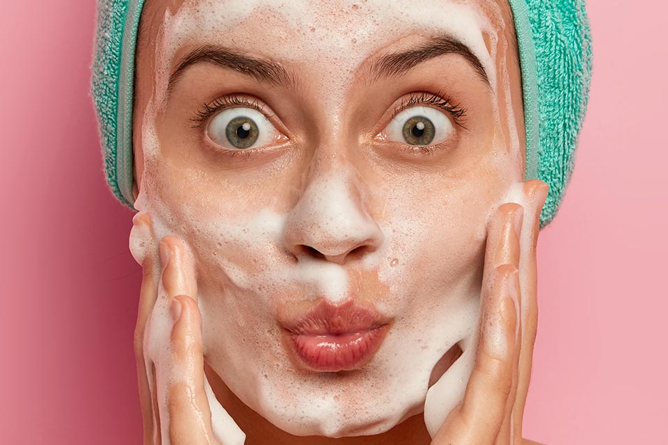 Como aplicar el limpiador facial de manera efectiva en todo el rostro Te damos los pasos para utilizar un limpiador facial de forma correcta Moja tu rostro con agua tibia esto ayudará a abrir tus poros y que la limpieza sea más profunda. Aplica una pequeña cantidad en las manos y aplícalo en el rostro suavemente hasta que salga espuma Masajea suavemente tu rostro durante aproximadamente 30 segundos, sobre todo incide en la zona T (mejillas, nariz, mentón). Si tienes una aparato de limpieza puede ser buen momento para ayudarte de el y hacer un masaje más profundo. Enjuaga tu rostro hasta que la espuma haya desaparecido del todo y se haya retirado completamente. Seca el rostro con una toalla suavemente para evitar irritaciones. Continúa con la limpieza aplicando un tónico o directamente serum o crema nutritiva.