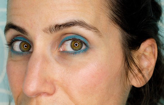 turquoise blue eyeliner​